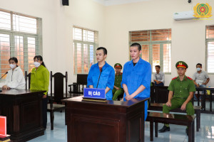 Bị cáo Lê Văn Bé Hai (bên trái) và bị cáo Nguyễn Anh Thiện