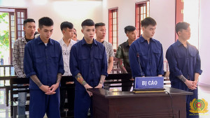 Các bị cáo nghe HĐXX tuyên án (Phú bìa trái hàng đầu)