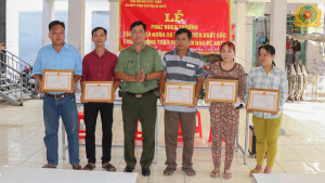 Trao khen 5 người dân bắt cướp giật