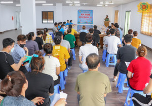 Đẩy mạnh tuyên truyền pháp luật về phòng chống tội phạm và trật tự an toàn giao thông trong công nhân