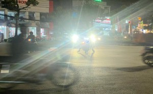 Xe ô tô bật đèn pha (đèn chiếu xa)