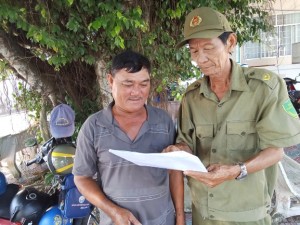 Ông Nguyễn Văn Sỷ, Tổ phó Tổ bảo vệ ANTT ở cơ sở tuyên truyền, phổ biến đến Nhân dân các quy định của pháp luật