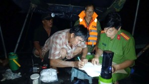 Công an phường Bến Tre bắt quả tang một trường hợp khai thác cát trái phép trên sông Hàm Luông