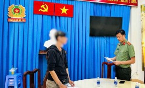 Cán bộ Phòng An ninh chính trị nội bộ tống đạt quyết định xử phạt vi phạm hành chính đối với P.V.T