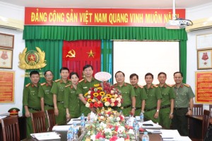 Ban Giám đốc Công an tỉnh thăm, chúc mừng kỷ niệm 74 năm Ngày thuyền thống lực lượng Văn phòng Cơ quan Cảnh sát điều tra (31/12/1951 - 31/12/2025)