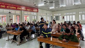 Tổ chức huấn luyện nghiệp vụ PCCC và CNCH cho cán bộ, giáo viên các trường học