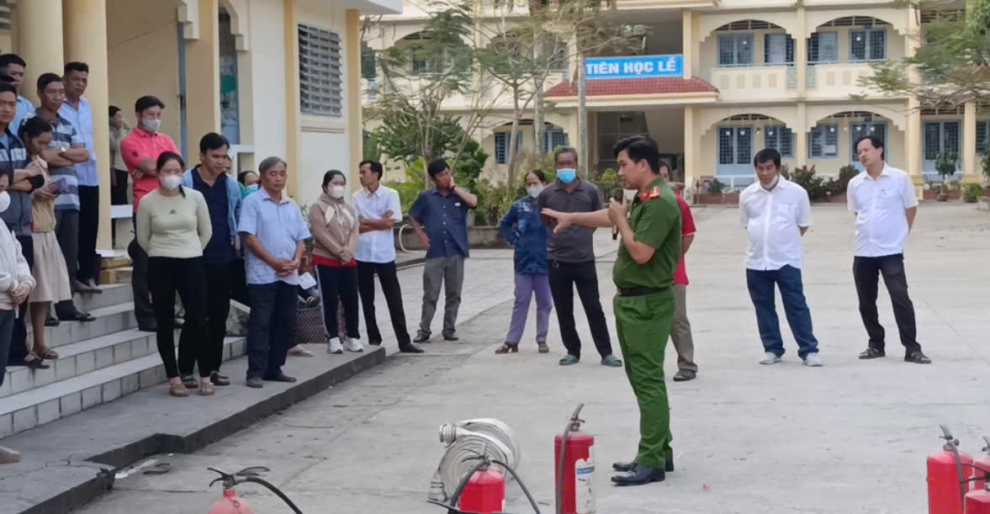 Huấn luyện nghiệp vụ phòng cháy, chữa cháy và cứu nạn, cứu hộ cho Đội viên phòng cháy, chữa cháy các trường học