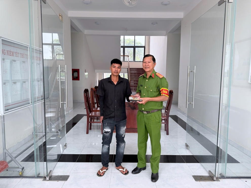 Công an xã Ngũ Lạc biểu dương gương người tốt việc tốt