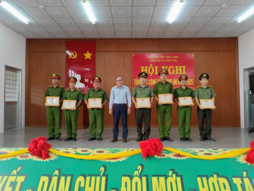 10 Ảnh Trao khen tổng kết phong trào thi đua vì an ninh Tổ quốc năm 2025