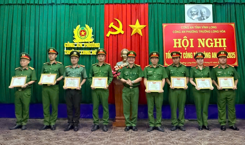 3 CBCS NHẬN KHEN THƯỞNG