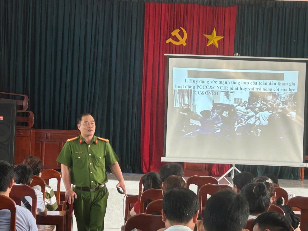 Ảnh 2 Ban Chỉ huy Công an xã Nhơn Phú và báo cáo viên truyền đạt nội dung tập huấn, bồi dưỡng nghiệp vụ
