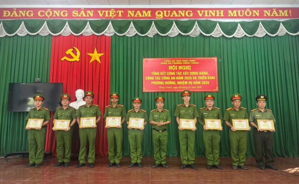 Ảnh 3 Đồng chí Thượng tá Nguyễn Tuấn Anh trao giấy khen cho CBCS Công an phường
