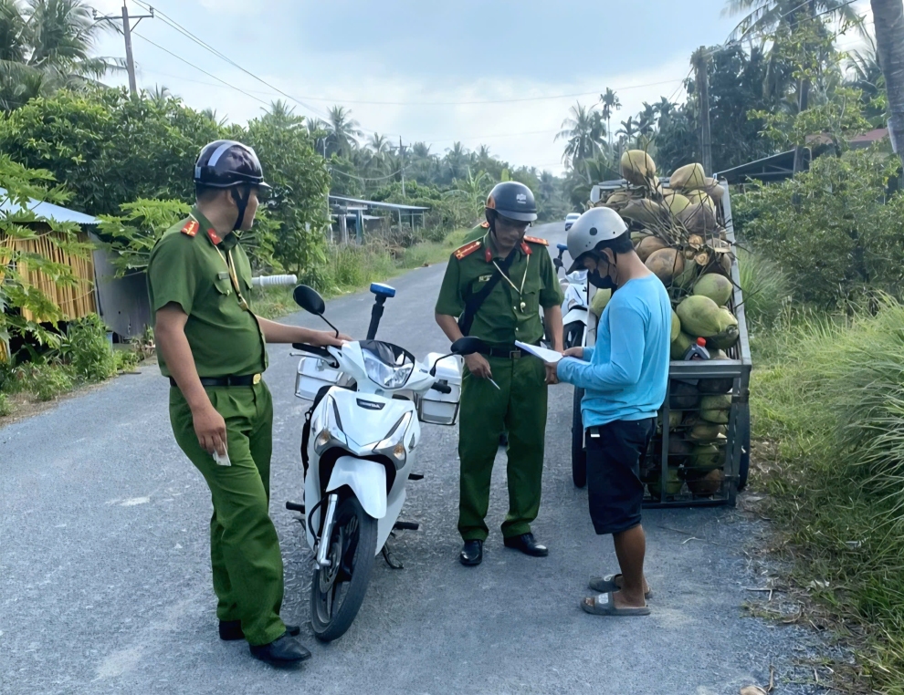 ANH 4 CONG AN XA KIEM TRA NGUOI VI PHAM GIAO THONG