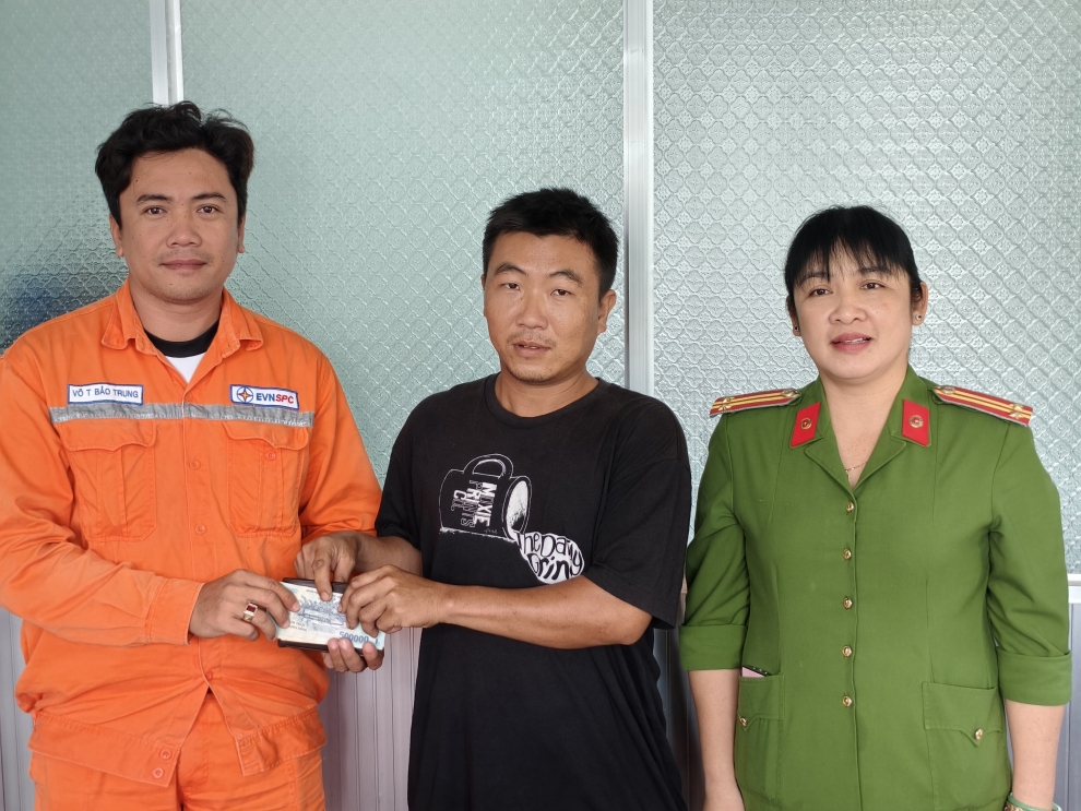 ẢNH Anh Trung trao trả tài sản bị đánh rơi cho anh Vân tại Công an xã Nhơn Phú
