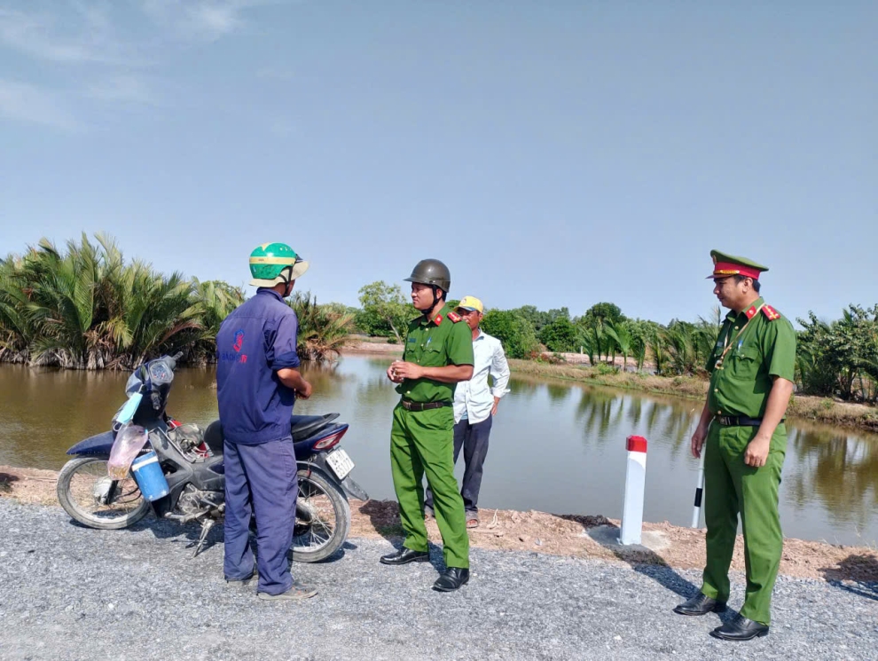 Công an xã Long Vĩnh tăng cường tuần tra, bảo đảm trật tự, an toàn giao thông