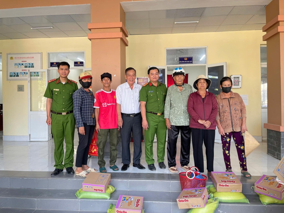Ảnh Công an xã phát quà cho người dân có hoàn cảnh khó khăn