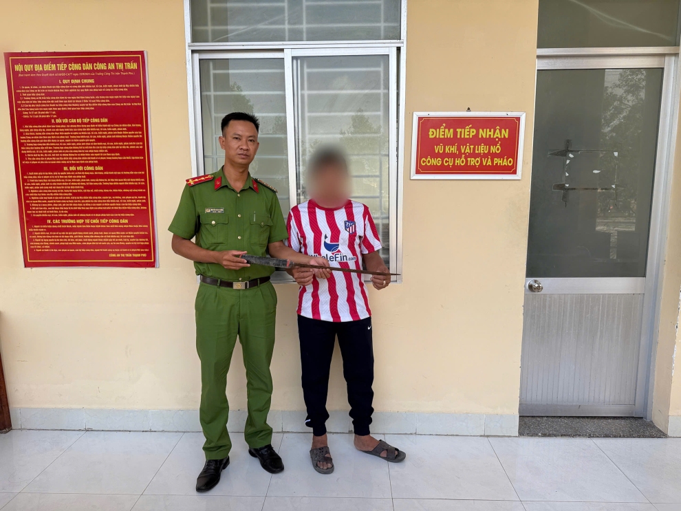 ảnh giao nộp vũ khí