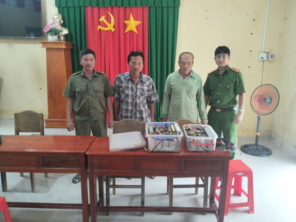 Ảnh người dân tự nguyện đến giao nộp kích điện