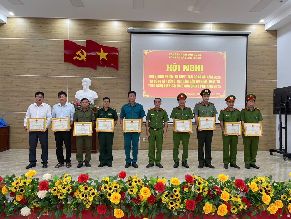 Anh trao khen 1