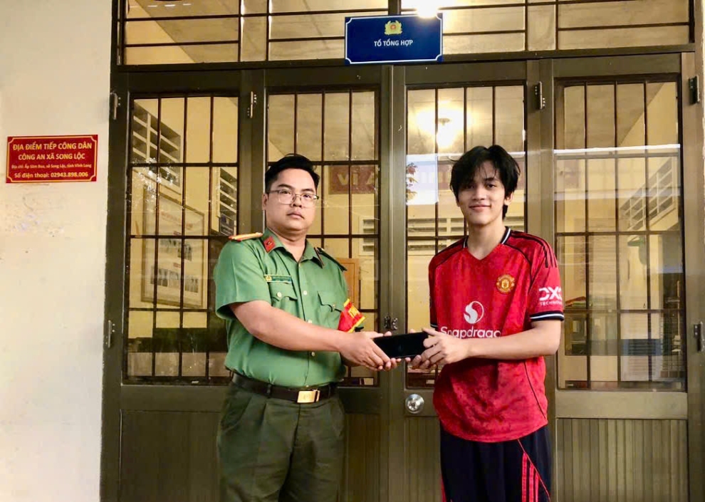 ảnh trao trả điện thoại