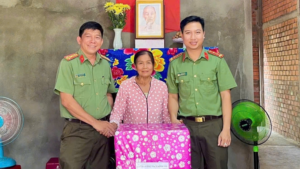 Bàn giao căn nhà 19 8 và tặng quà cho hộ có hoàn cảnh khó khăn