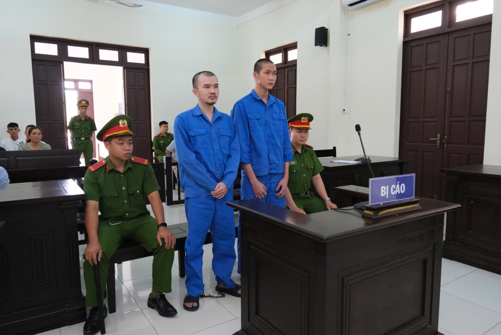 bị cáo Nguyễn Hữu Phước (phải) và bị cáo Vương Tấn Đạt (trái) tại tòa