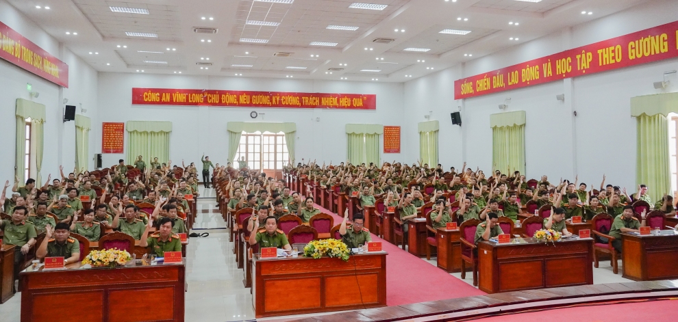 Các đại biểu tiến hành biểu quyết