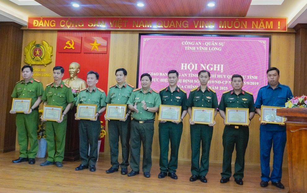 các tập thể cá nhân được tặng giấy khen