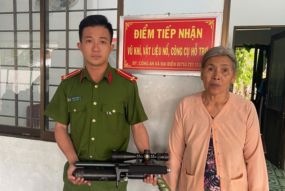 Cán bộ Công an xã tiếp nhận súng hơi do người dân giao nộp