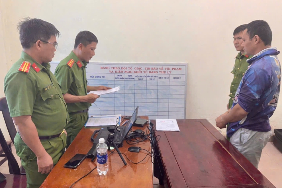Cơ quan Công an tống đạt quyết định khởi tố bị can