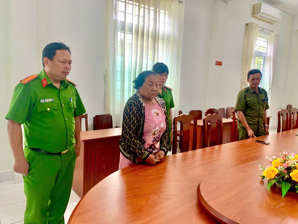 Cơ quan CSĐT Công an tỉnh thi hành lệnh bắt đối với Võ Thị Kim Hoàng