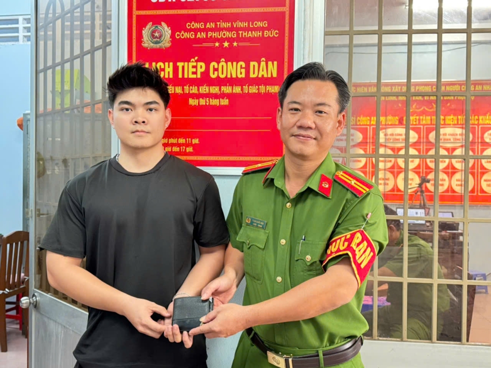 Công an phường trao trả ví cho người đánh rơi53b1c5