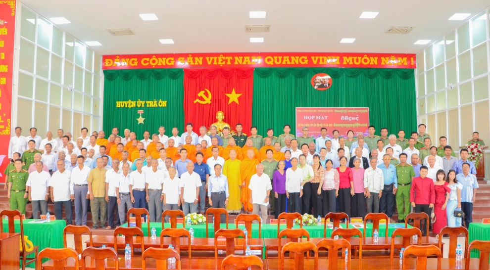 Công an tỉnh Vĩnh Long tổ chức họp mặt người có uy tín dịp tết Chol Chnam Thmay