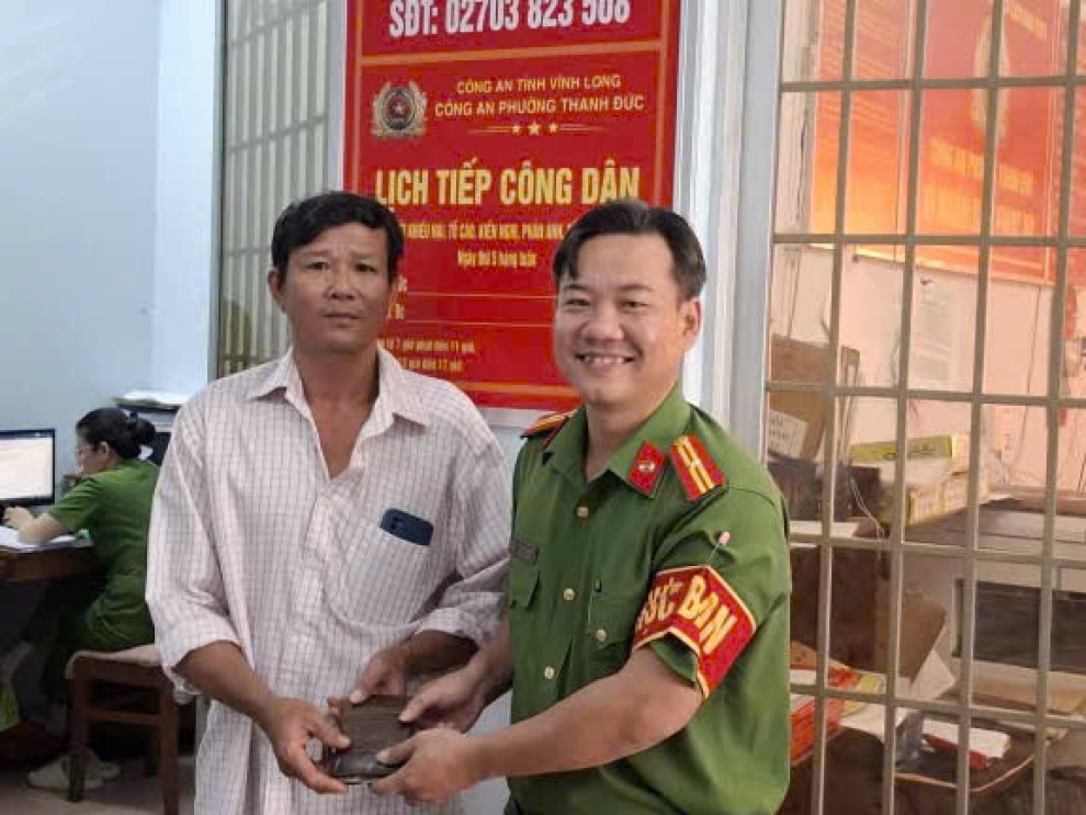 Công an trao trả ví cho người đánh rơi 8a02a