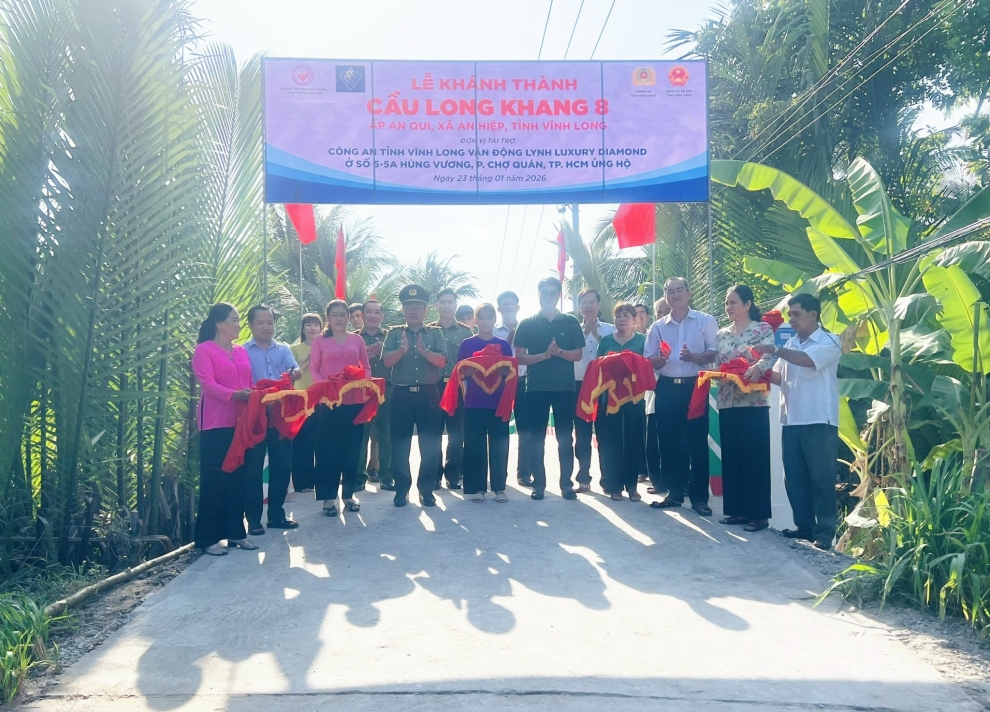 đại biểu cắt băng khánh thành