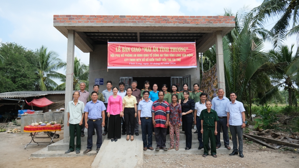 Đại biểu chụp ảnh lưu niệm