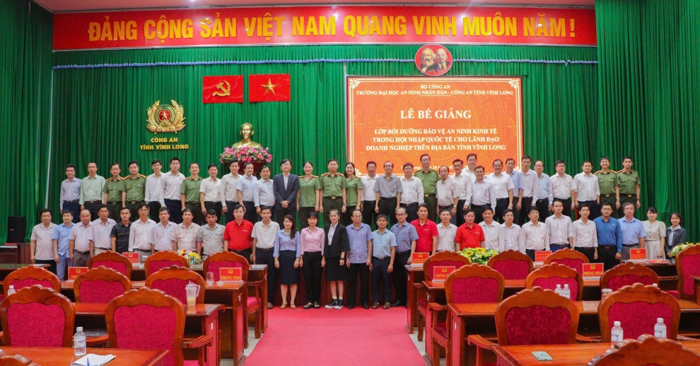 Đại biểu chụp ảnh lưu niệm