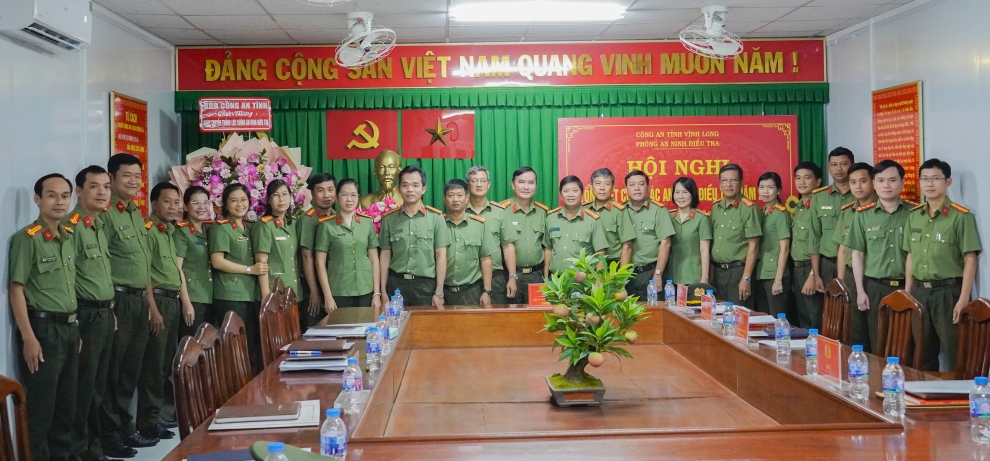 Đại tá Trần Quốc Phục chụp ảnh lưu niệm cùng đơn vị
