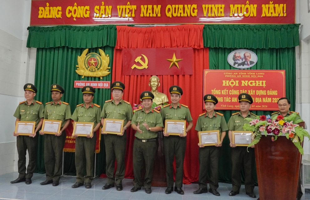 Đại tá Trần Quốc Phục trao khen cho các tập thể cá nhân