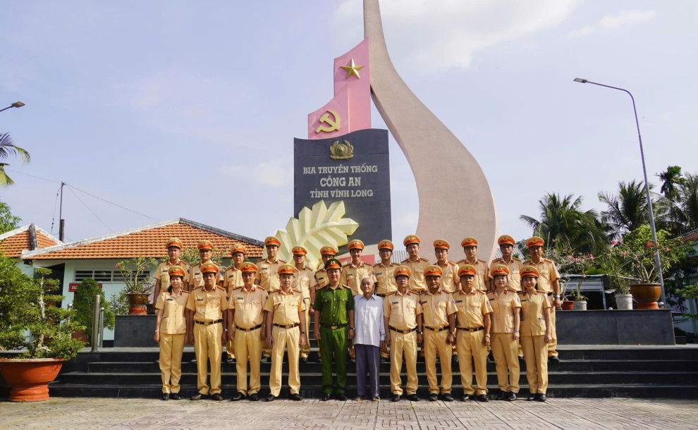Đoàn chụp ảnh lưu niệm tại Bia