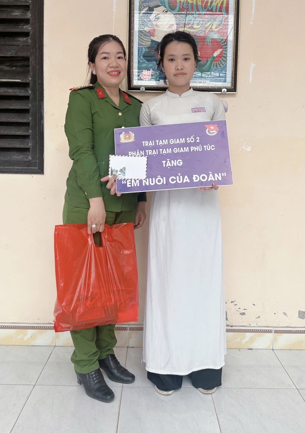 Đoàn viên Chi đoàn Trại tạm giam số 2 tặng quà cho học sinh có hoàn cảnh khó khăn