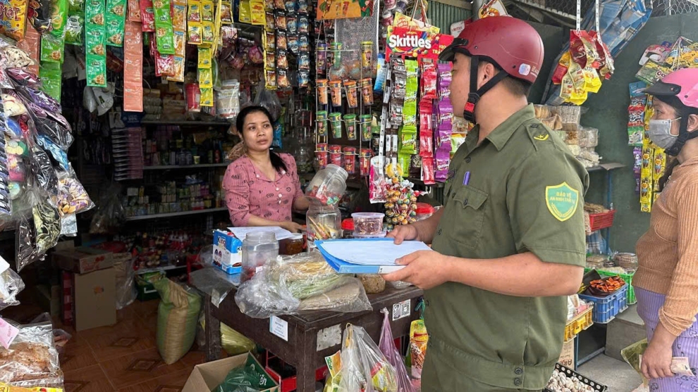 Đồng chí Thái Minh Hiếu tuyên truyền, phổ biến các quy định của pháp luật đến các tiểu thương