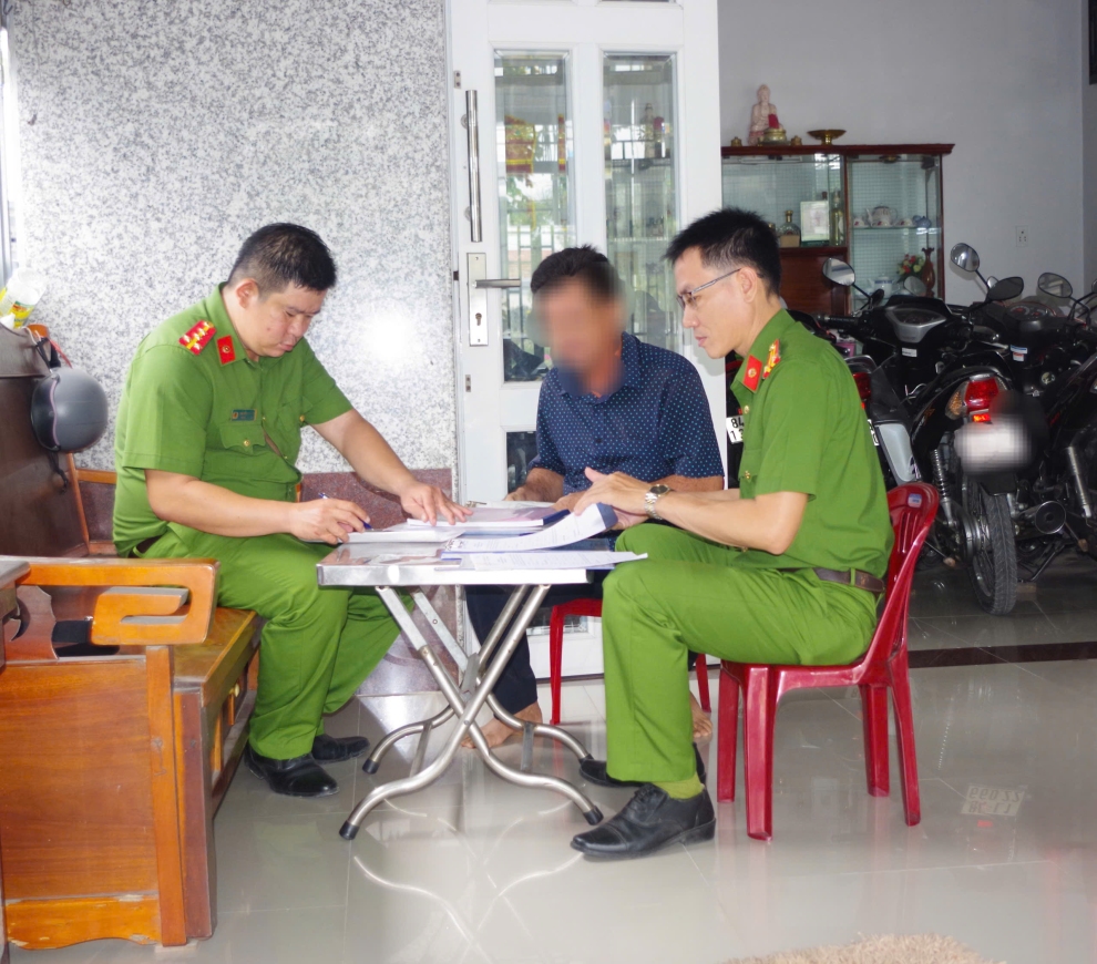 Công an xã Càng Long tăng cường công tác kiểm tra các cơ sở kinh doanh có điều kiện về an ninh trật tự