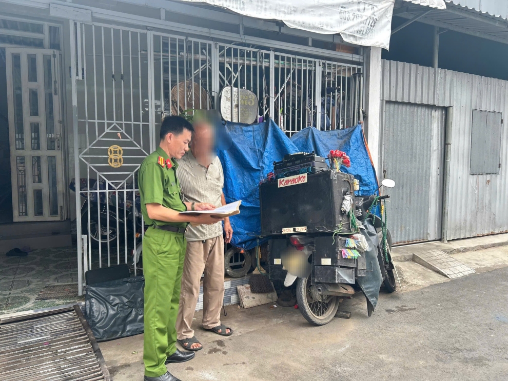 Công an xã Càng Long chung tay giữ gìn không gian sống yên tĩnh, văn minh