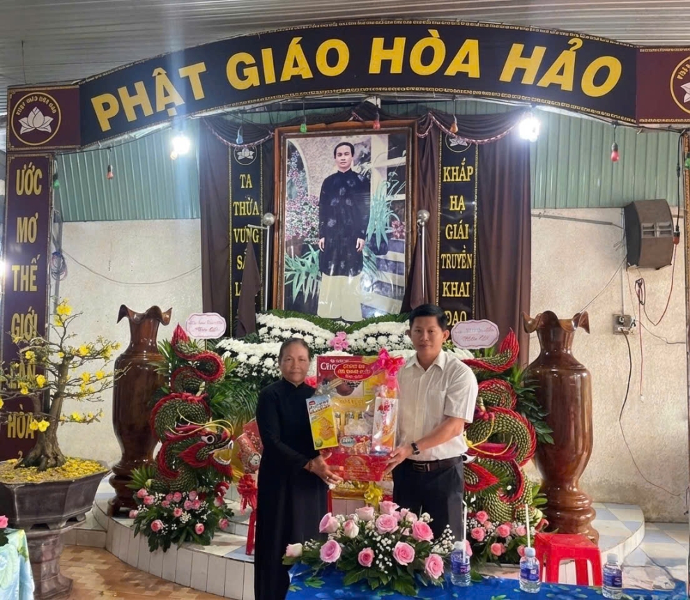 Công an xã Song Phú thăm, chúc mừng đại lễ kỷ niệm 106 năm Ngày sinh Đức Huỳnh Giáo chủ Phật giáo Hòa Hảo