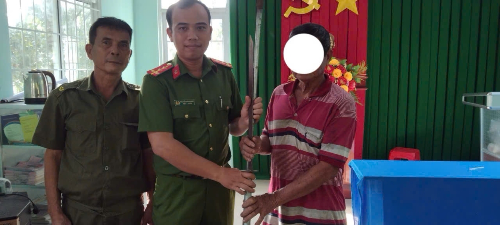 Công an xã Càng Long vận động Nhân dân giao nộp vũ khí, vật liệu nổ, công cụ hỗ trợ và pháo