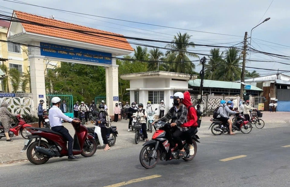 Công an xã Càng Long tăng cường công tác bảo đảm trật tự, an toàn giao thông cho lứa tuổi học sinh