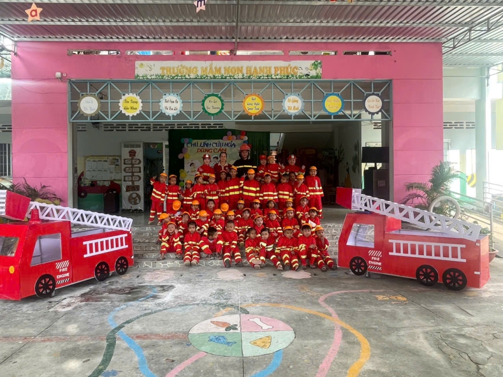 Hoạt động trãi nghiệm công việc của chú lính cứu hỏa (2)