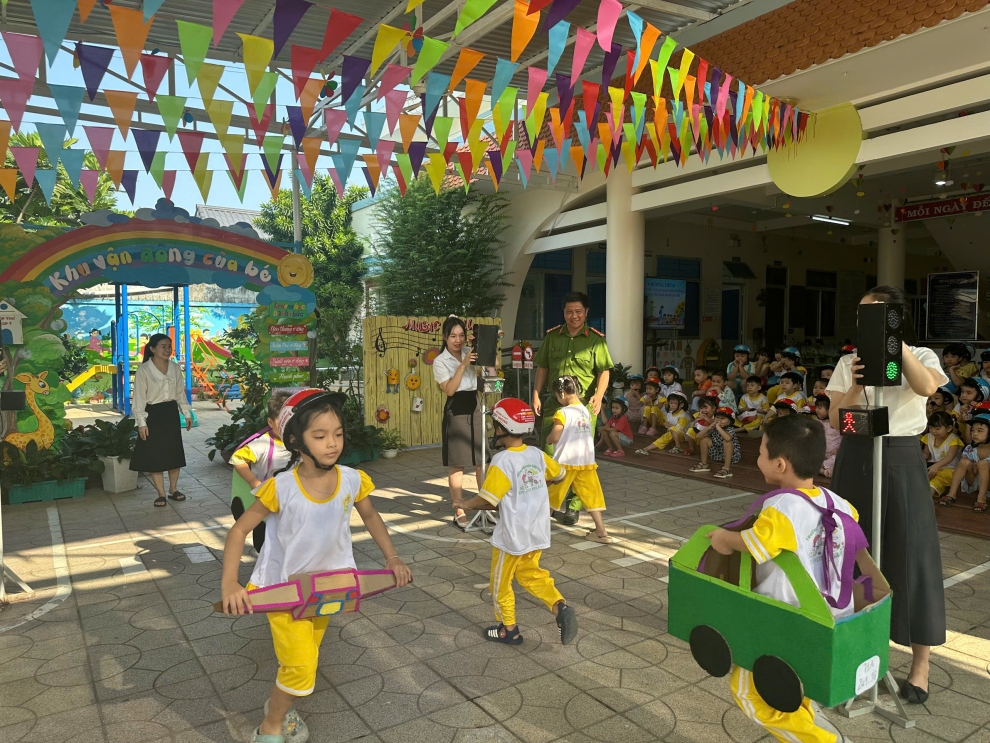 Hướng dẫn các em chơi trò chơi tham gia giao thông