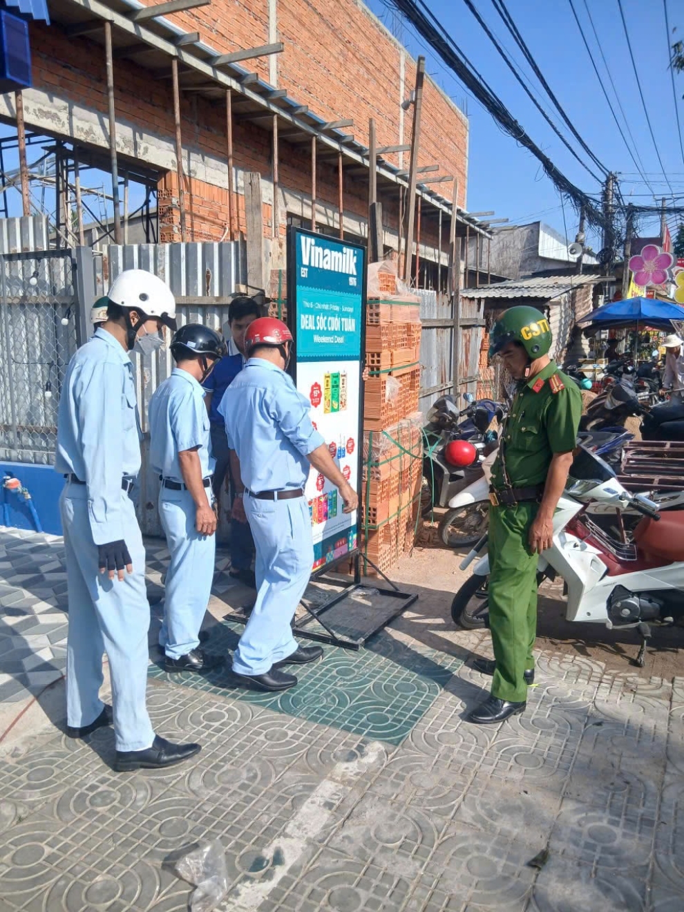 Công an phường Trà Vinh ra quân kiểm tra, giải tỏa hành lang an toàn giao thông, xử lý các hành vi lấn chiếm lòng đường, vỉa hè